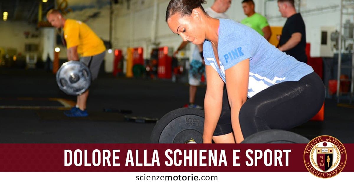 L'immagine mostra una donna durante un esercizio con bilanciere in palestra, simbolo di forza e impegno fisico. Sullo sfondo, altri atleti creano un’atmosfera energica e motivante. In basso, il testo “DOLORE ALLA SCHIENA E SPORT” con il logo Scienze Motorie evidenzia il tema: il legame tra allenamento e disturbi muscoloscheletrici