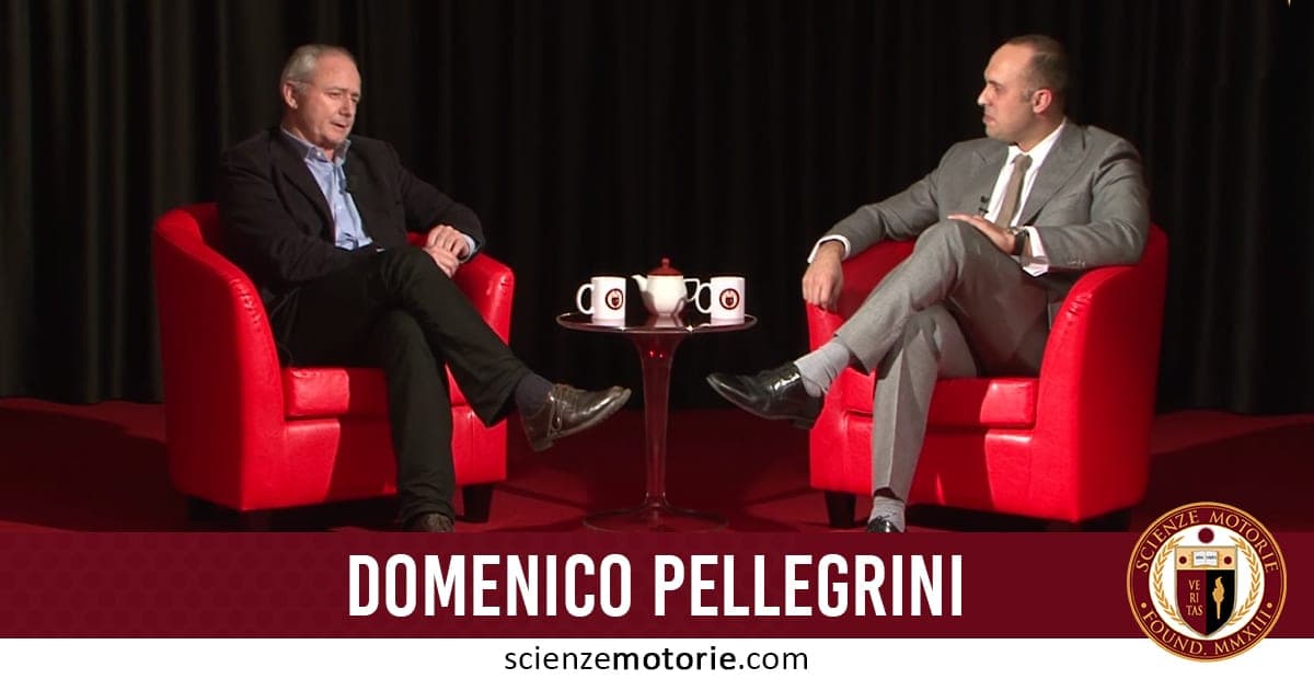 Domenico Pellegrini e Giacomo Catalani durante un’intervista per Scienze Motorie, seduti su poltrone rosse con tavolino centrale.