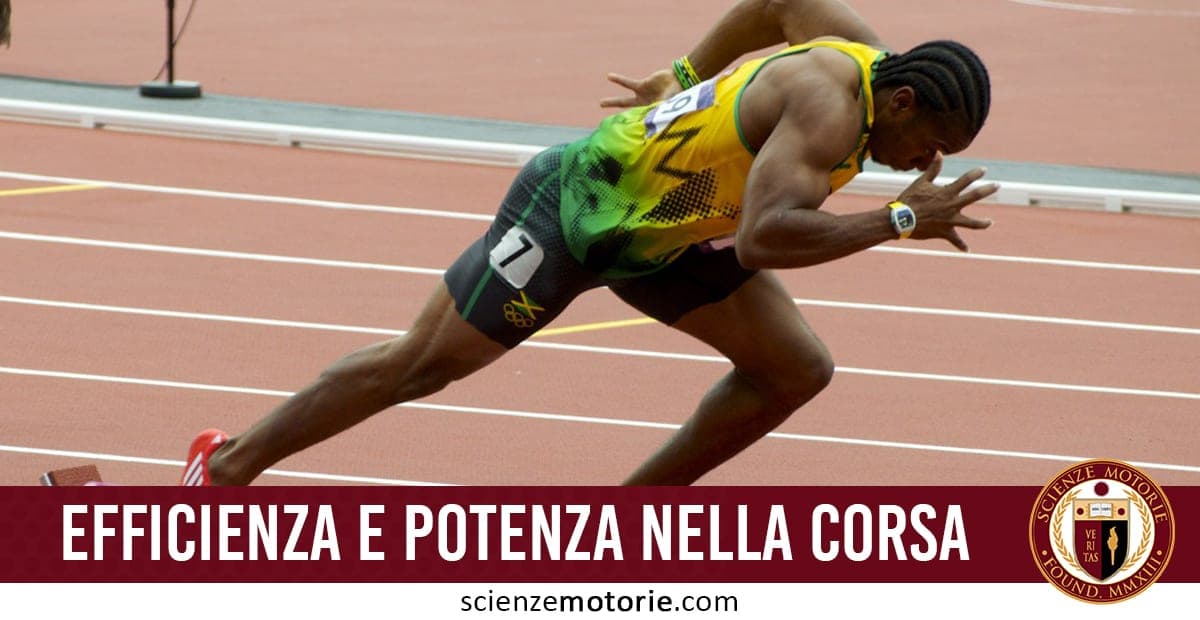 Corridore in posizione di partenza su pista di atletica con abbigliamento giallo e verde, accompagnato dal testo “Efficienza e potenza nella corsa” e logo Scienze Motorie.