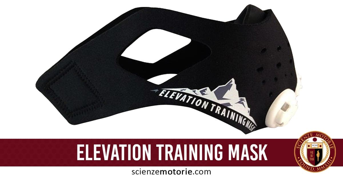 Maschera da allenamento nera "Elevation Training Mask" con logo montagne, progettata per simulare l’allenamento in alta quota, testo e logo scienzemotorie.com.