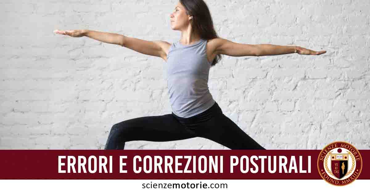 Donna in posizione yoga del guerriero II con canotta grigia e leggings scuri davanti a un muro di mattoni bianchi, con scritta "Errori e correzioni posturali" e logo Scienze Motorie.