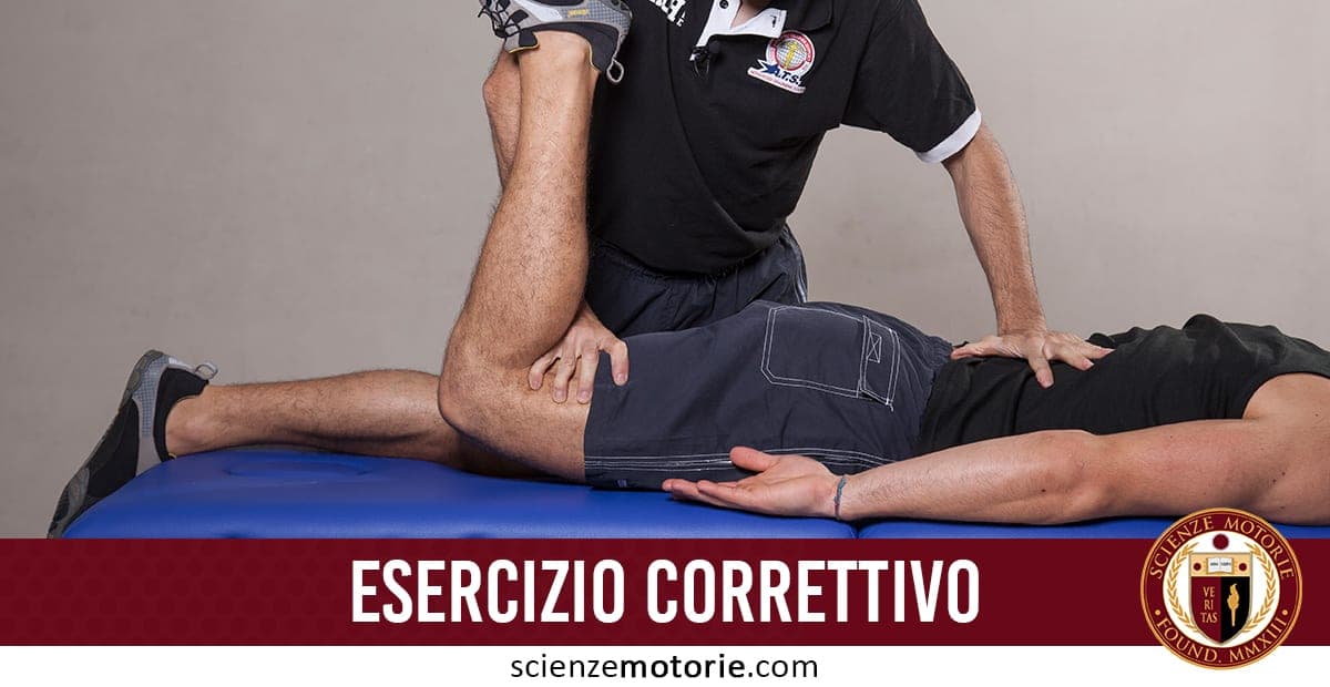 Fisioterapista esegue esercizio correttivo di stretching su paziente sdraiato su lettino blu in centro di riabilitazione, logo Scienze Motorie.