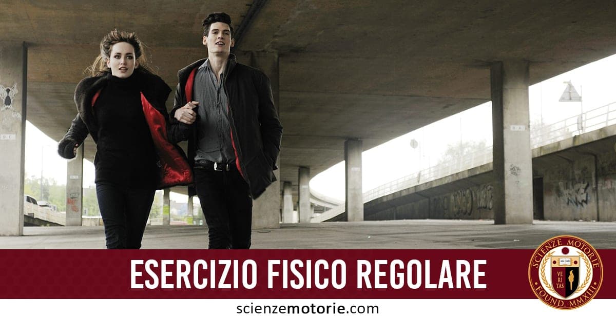 Due persone che corrono tenendosi per mano sotto un ponte, con la scritta “ESERCIZIO FISICO REGOLARE” e il logo di Scienze Motorie con l’indirizzo scienzemotorie.com.