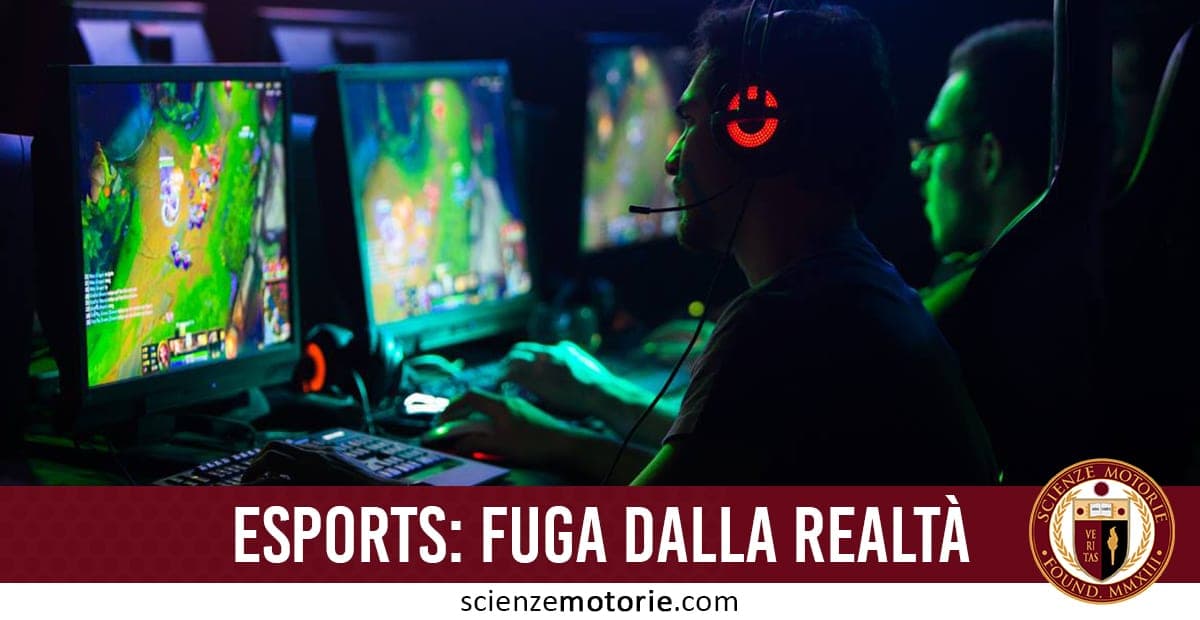 Due giocatori a un torneo esports con cuffie e microfono davanti a monitor di computer.