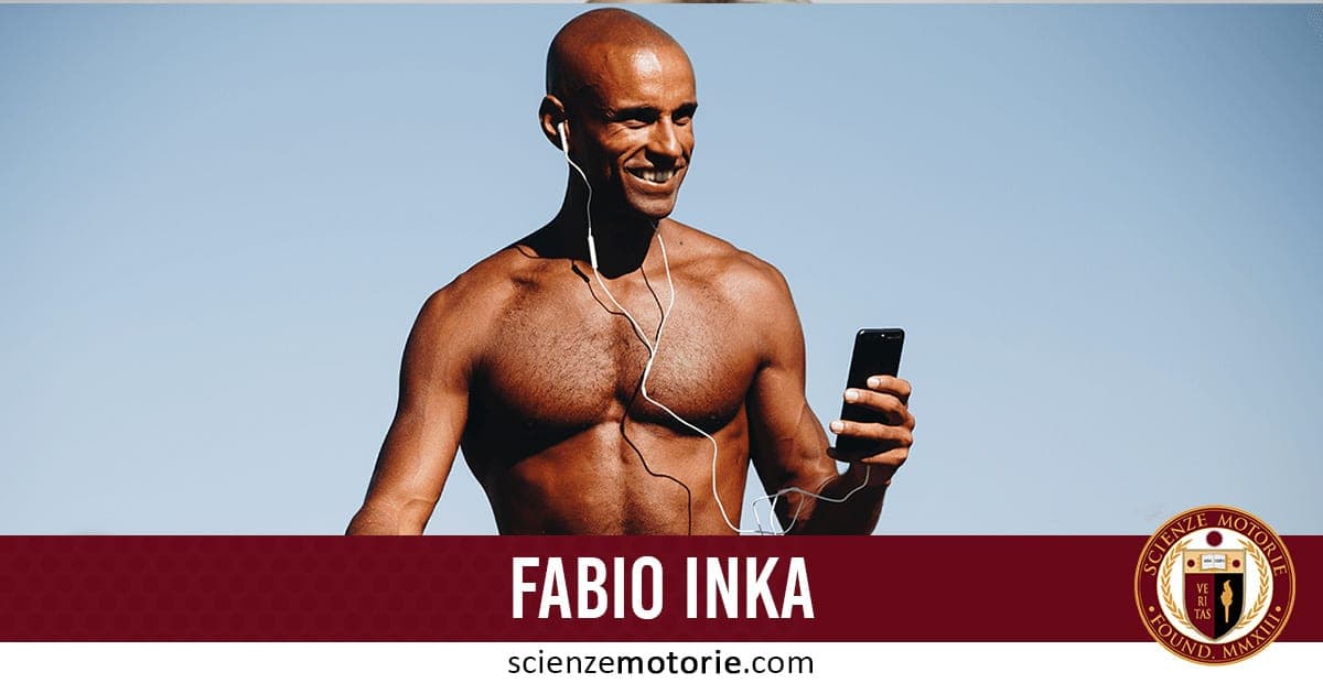 Fabio Inka a torso nudo sorride mentre tiene uno smartphone in mano e indossa auricolari, con cielo sereno sullo sfondo. In basso c’è una barra con il nome "Fabio Inka" e il logo di scienzemotorie.com.
