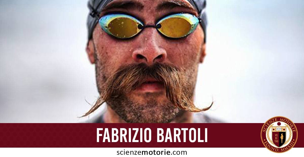 Fabrizio Bartoli indossa una cuffia da nuoto e occhiali riflettenti; ha un folto baffo arricciato. In basso appare una striscia rossa con il suo nome e il logo di Scienze Motorie.