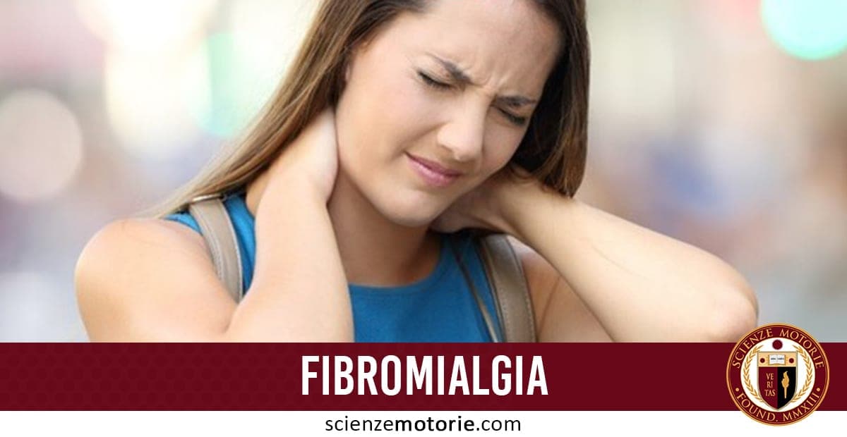 Persona che si tocca il collo con espressione di disagio per dolore.