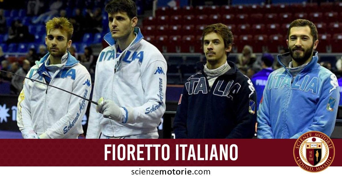 Quattro schermidori italiani con tute "Italia" posano in piedi in un'arena sportiva, con il testo "FIORETTO ITALIANO" e il logo di Scienze Motorie in basso.