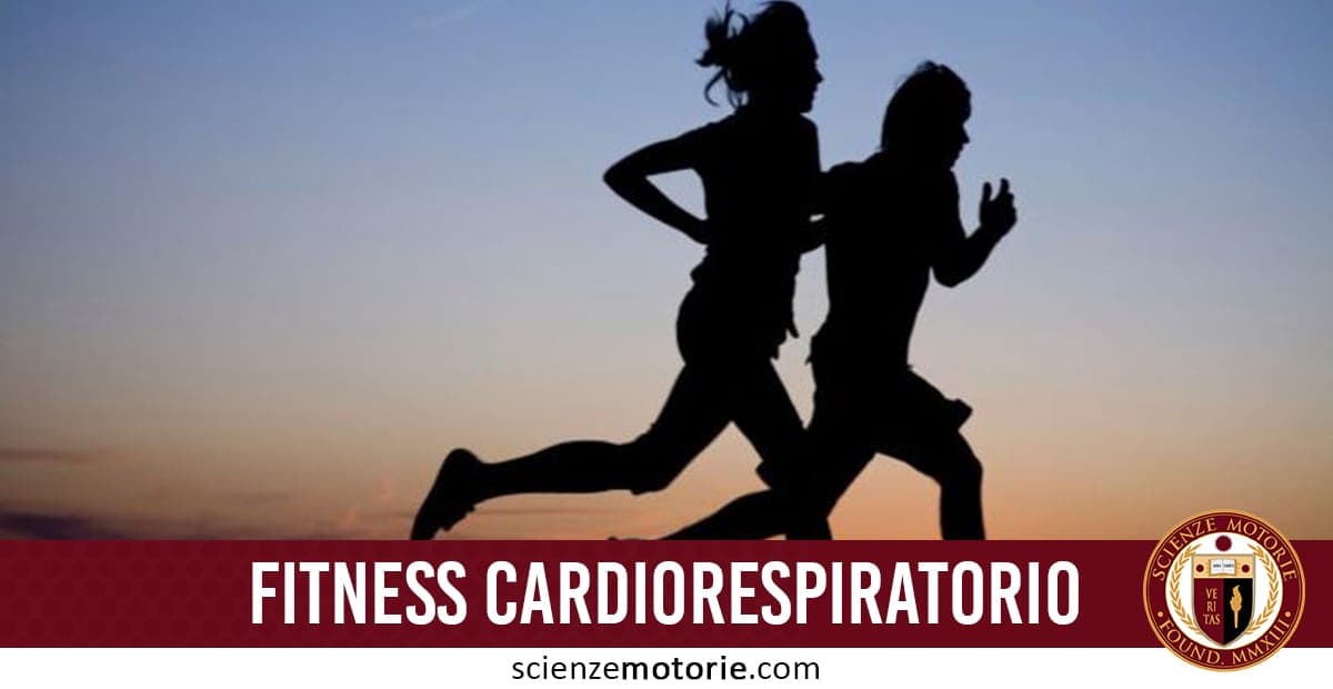 Due persone corrono come silhouette contro un cielo al tramonto, con il testo "Fitness Cardiorespiratorio" in primo piano e logo "Scienze Motorie" in basso a destra.
