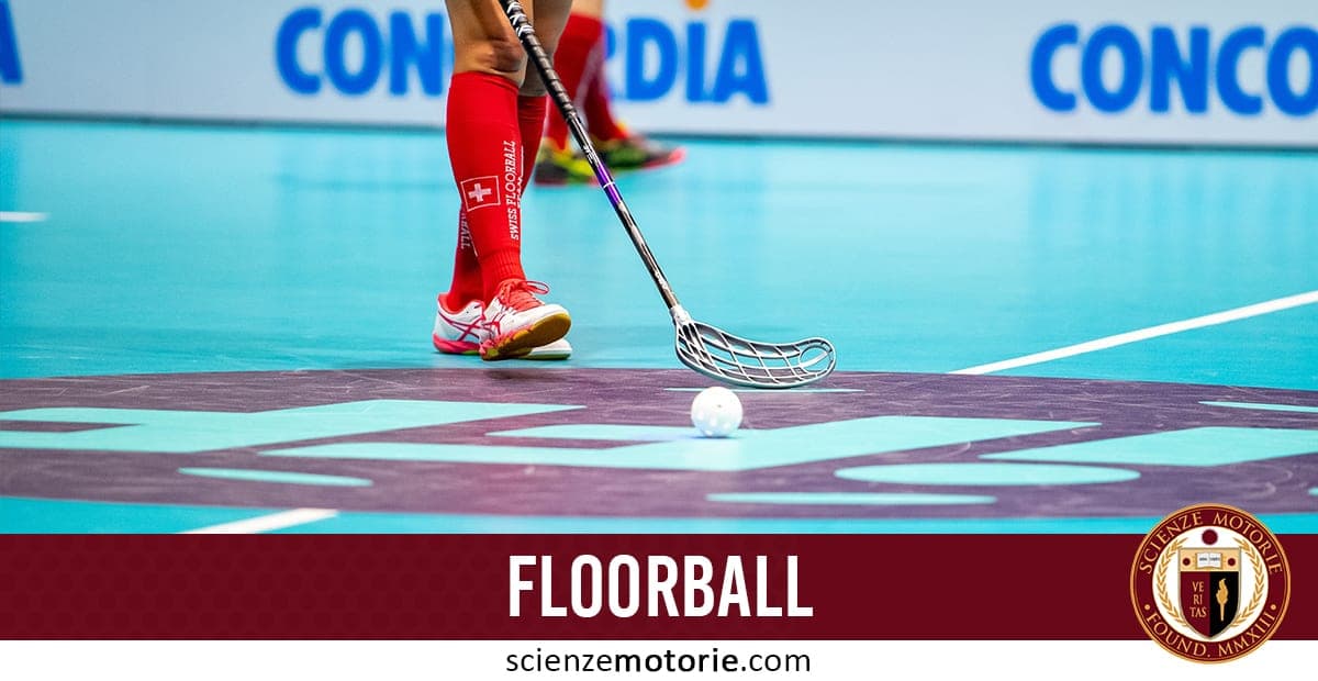 Persona che gioca a floorball su un campo verde, con mazza e pallina, indossando calze rosse e scarpe bianche.