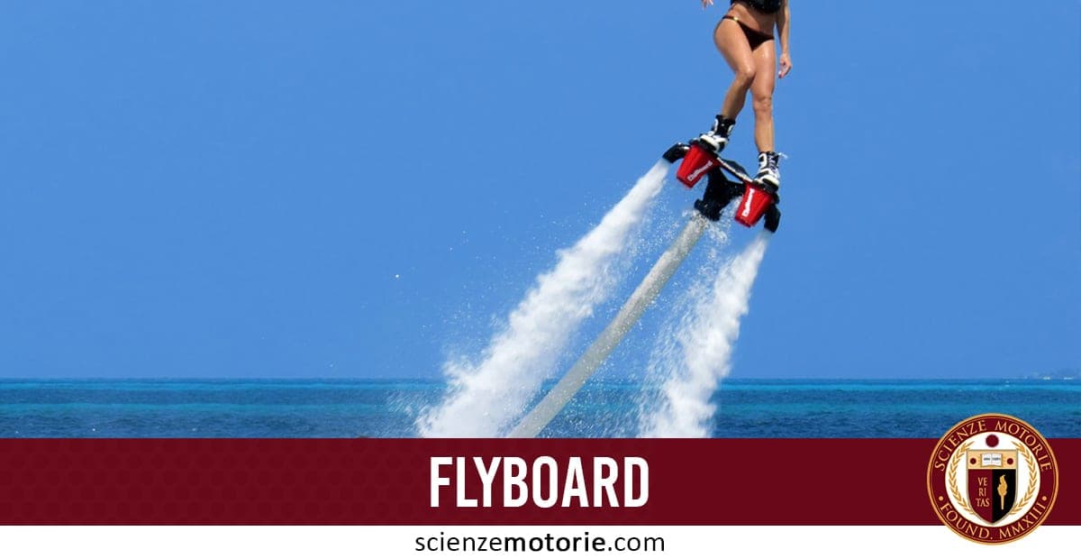 Persona che utilizza un flyboard sopra l’acqua, sollevata da due potenti getti in un mare blu, con il logo Scienze Motorie.