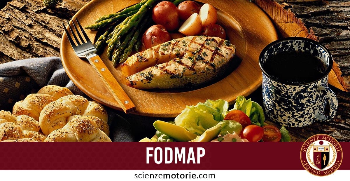 Piatto di legno con pesce grigliato, asparagi e patate rosse, accompagnato da panini con semi, insalata con lattuga e pomodorini, e tazza blu e bianca; in basso scritta “FODMAP” e logo Scienze Motorie.