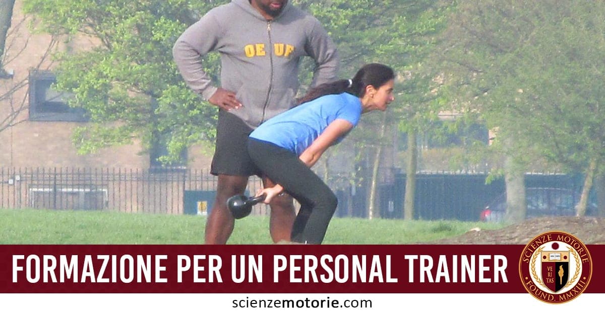Donna che esegue esercizi con kettlebell sotto la supervisione di un personal trainer all’aperto in un parco, con testo “Formazione per un personal trainer” e logo Scienze Motorie.