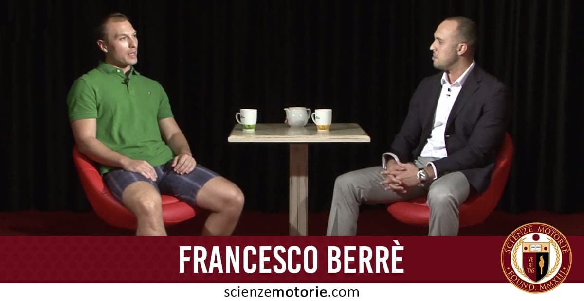 Francesco Berrè e Giacomo Catalani seduti su sedie rosse con un tavolino e tazze tra loro, in un ambiente con sfondo scuro. In basso il nome “Francesco Berrè” e il logo Scienze Motorie.