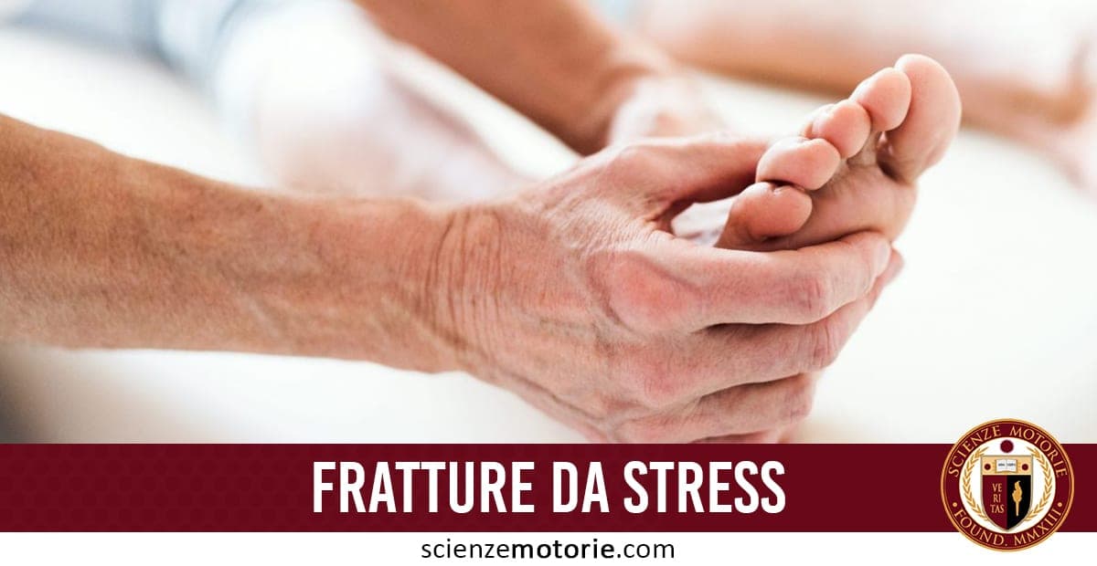 Persona che esamina un piede in contesto medico con il testo “Fratture da Stress” e logo Scienze Motorie a destra.