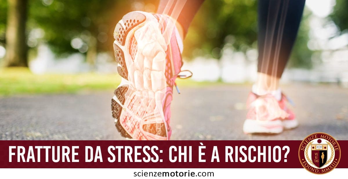 Primo piano di una scarpa da corsa su un sentiero illuminato dal sole con il testo “Fratture da stress: chi è a rischio?” e logo Scienze Motorie.