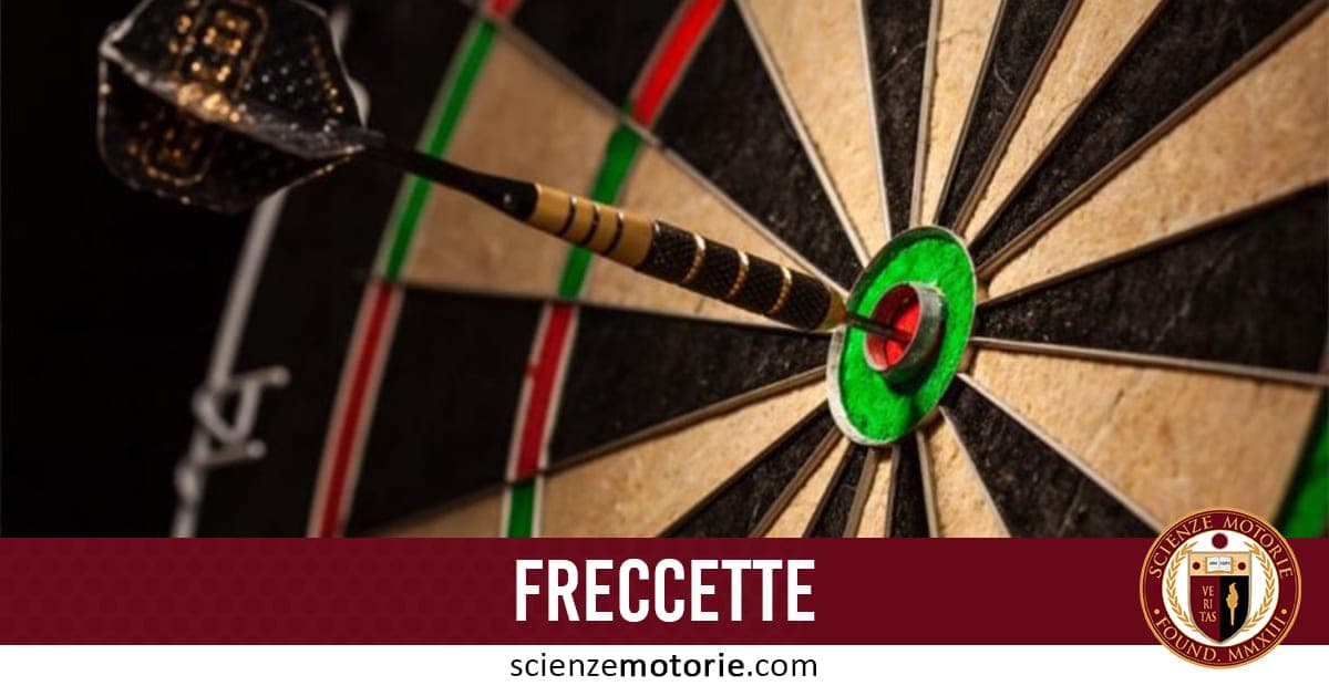 Bersaglio da freccette con una freccetta conficcata al centro, sezioni colorate e logo Scienze Motorie in basso.