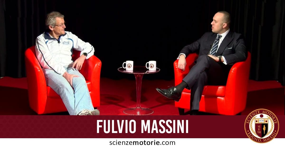 Vittorio Martinelli (a sinistra) e Giacomo Catalani (a destra) seduti su poltrone rosse, impegnati in una conversazione. Sul tavolino di fronte a loro ci sono due tazze bianche. Lo sfondo è scuro con il logo "SCIENZE MOTORIE" e la scritta "VITTORIO MARTINELLI" in basso.