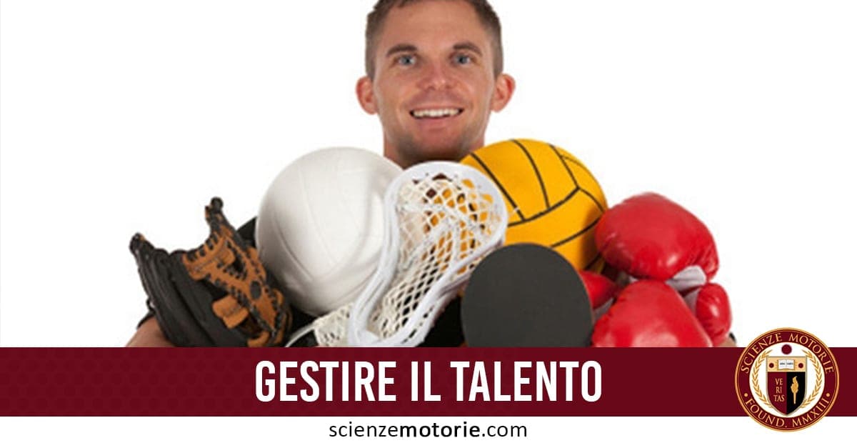 Uomo sorridente che tiene diversi attrezzi sportivi tra cui palla da basket, guantoni da boxe, guantone da baseball e rete da lacrosse.
