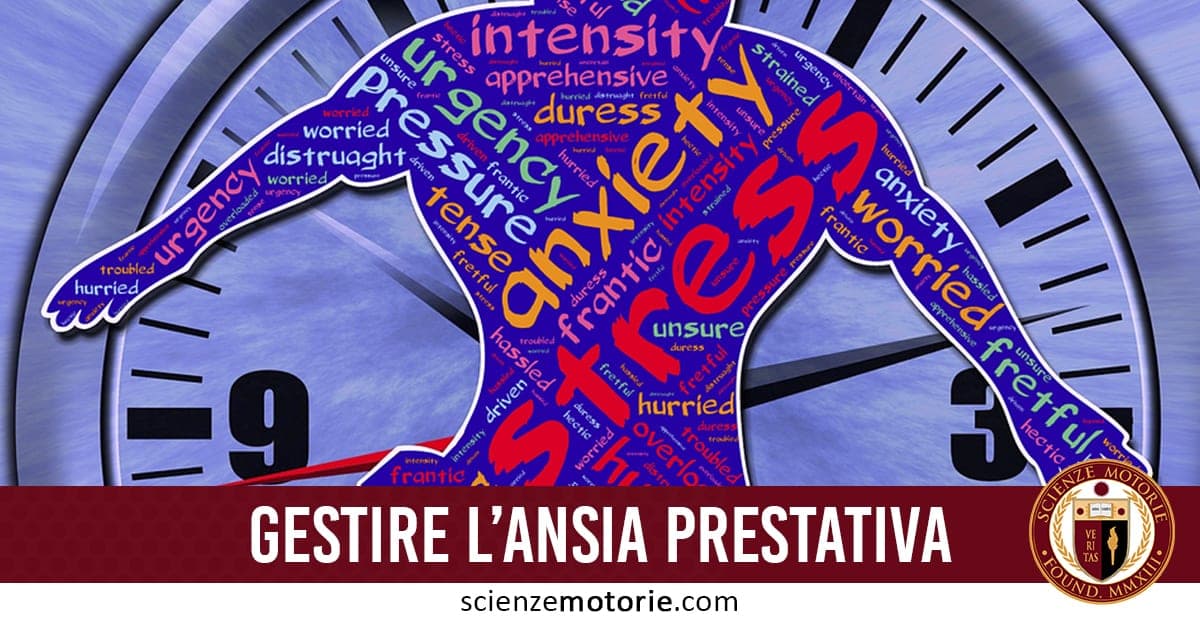 Sagoma umana stilizzata con parole legate a stress e ansia sopra un orologio, con scritta "Gestire l'ansia prestativa" e logo Scienze Motorie.