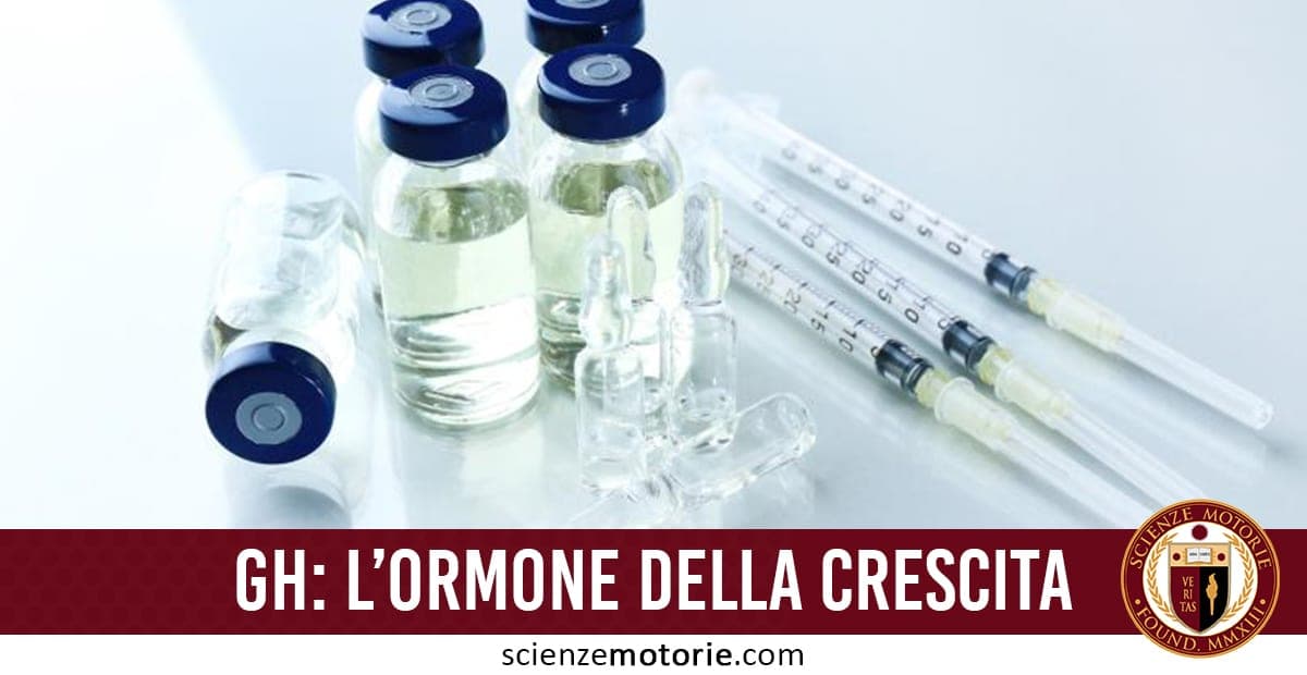 Flaconi di vetro con liquido chiaro e tappi blu accanto a diverse siringhe, con scritta "GH: L'ORMONE DELLA CRESCITA" e logo Scienze Motorie.