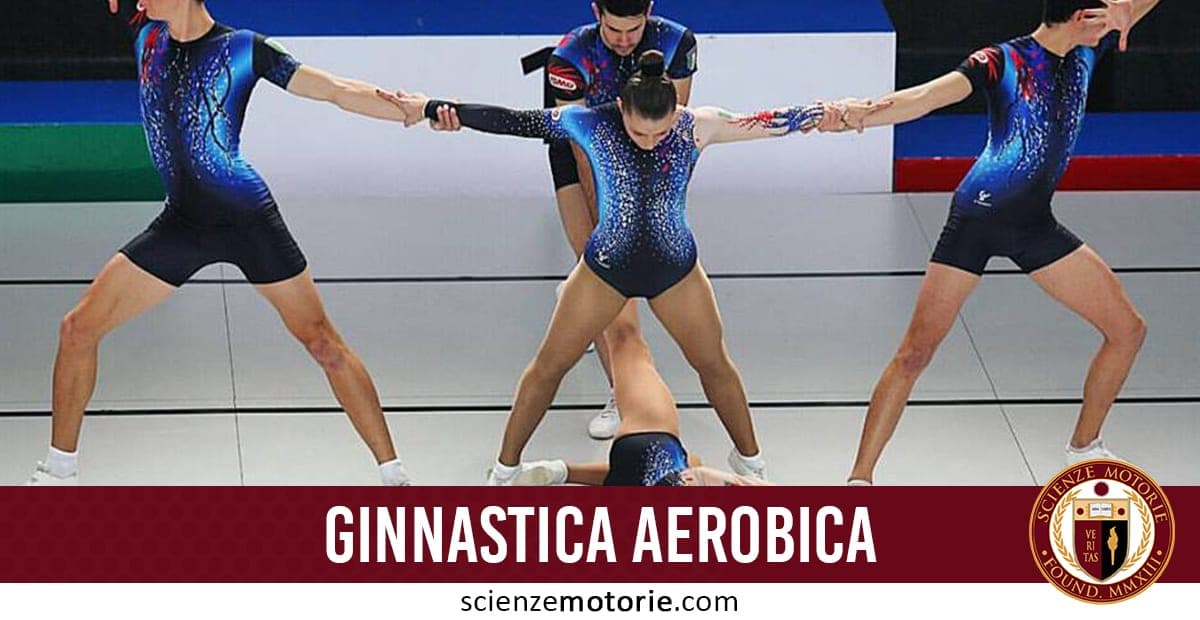 Gruppo di atleti esegue una coreografia di ginnastica aerobica con costumi blu.