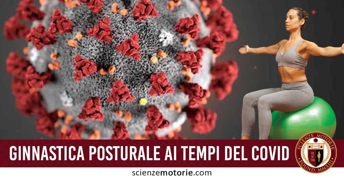L’immagine mostra una persona che esegue esercizi di ginnastica posturale con una palla da ginnastica, sullo sfondo un ingrandimento del virus COVID-19. Il testo “GINNASTICA POSTURALE AI TEMPI DEL COVID” e il logo scienzemotorie.com
