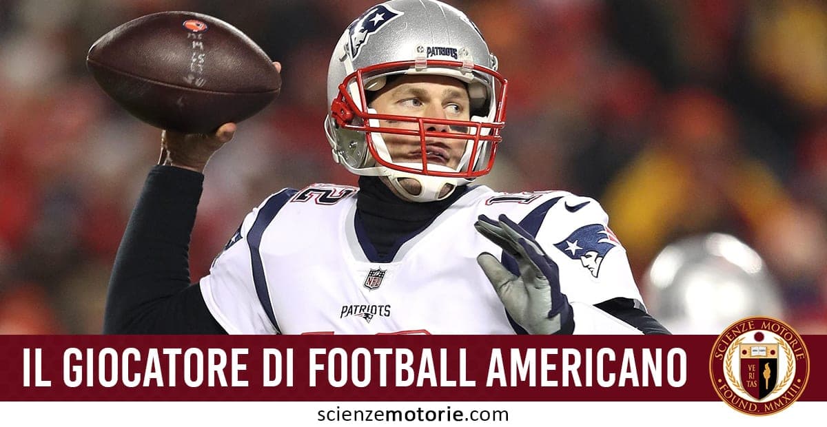 Giocatore di football americano dei Patriots pronto a lanciare la palla.