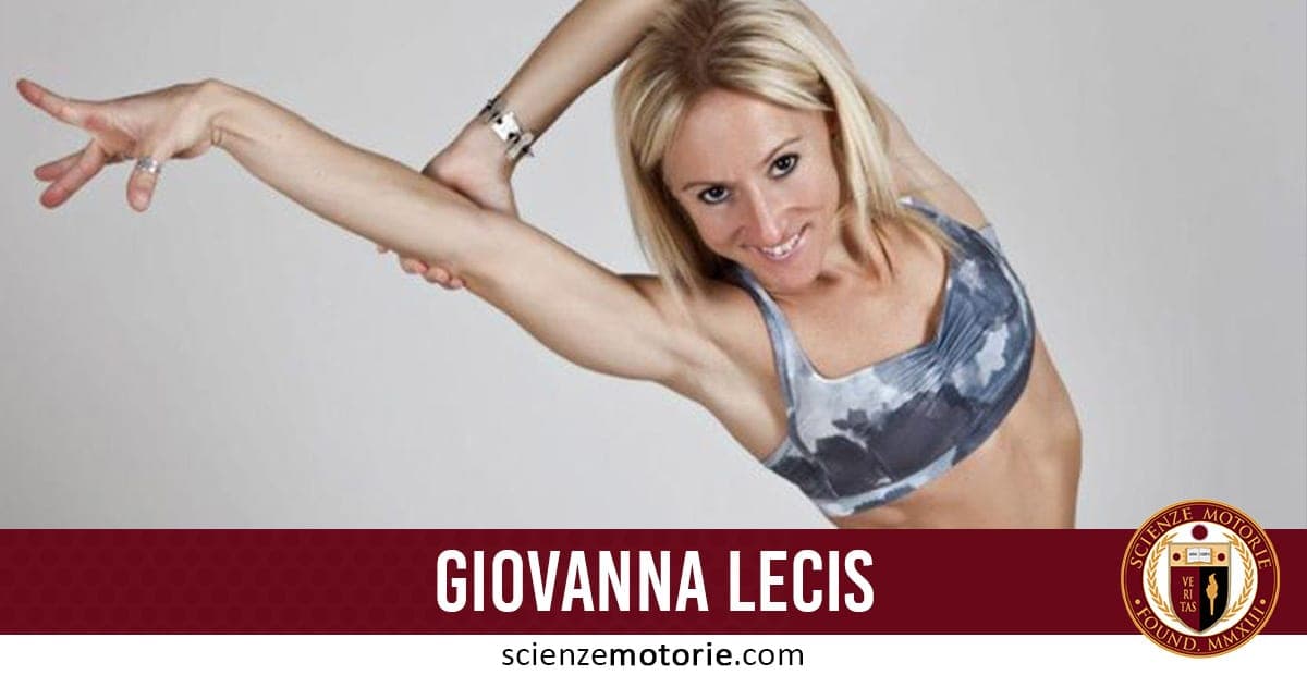 Giovanna Lecis, sorridente, indossa un top sportivo con le braccia in una posizione dinamica. Ha i capelli biondi e appare energica. In basso è visibile una barra rossa con il nome "GIOVANNA LECIS", il logo "SCIENZE MOTORIE" e l’indirizzo "scienzemotorie.com".
