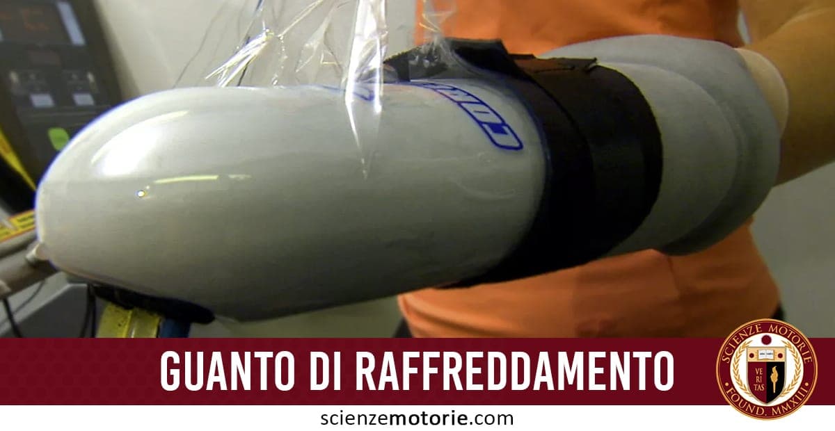 Dispositivo simile a un guanto avvolto sul braccio, etichettato come "Guanto di Raffreddamento", con cinghie di fissaggio e logo ScienzeMotorie.com.