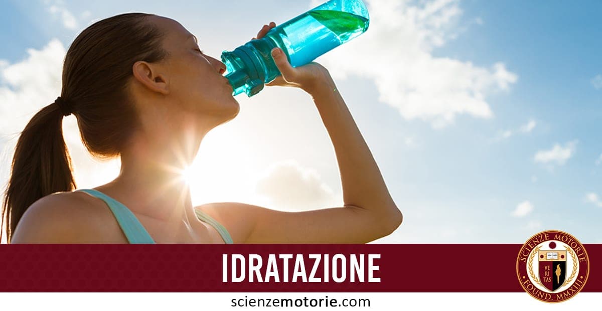 Persona che beve acqua all'aperto con il sole alle spalle e la scritta "IDRATAZIONE" accompagnato dal logo di Scienze Motorie