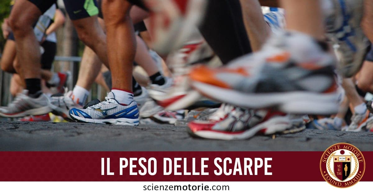 Dettaglio dei piedi di diverse persone che corrono con scarpe da corsa di vari colori e modelli, con fascia rossa con scritto "IL PESO DELLE SCARPE" e logo "Scienze Motorie".