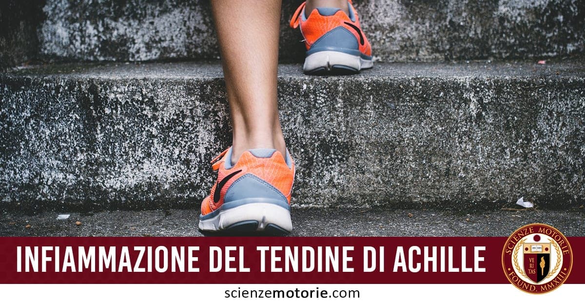 Gambe che salgono scale grigie con scarpe da ginnastica arancioni e blu. In basso, scritta “INFIAMMAZIONE DEL TENDINE DI ACHILLE” e logo Scienze Motorie.