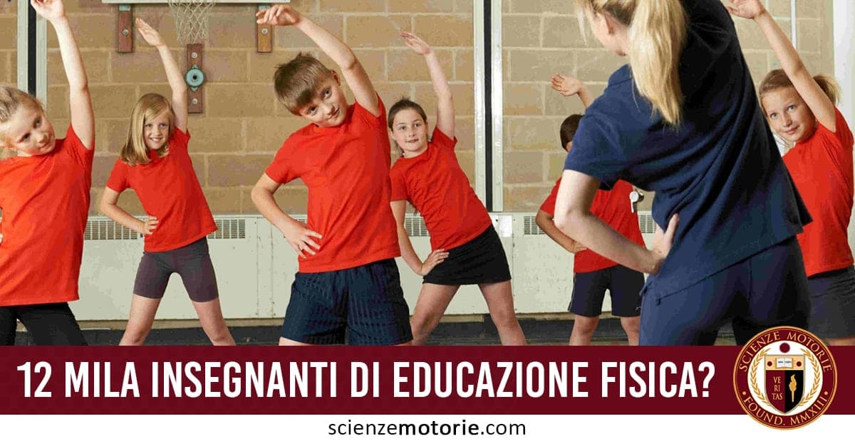 Bambini in palestra che fanno esercizi fisici guidati da un insegnante di educazione fisica; scritta "12 MILA INSEGNANTI DI EDUCAZIONE FISICA?" e logo ScienzeMotorie.com in basso a destra