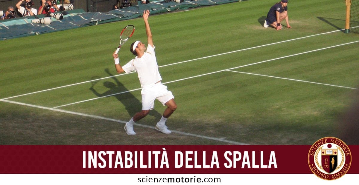 Giocatore di tennis con maglietta e pantaloncini bianchi e fascia per capelli, pronto a servire su un campo in erba, con spettatori sullo sfondo, testo "INSTABILITÀ DELLA SPALLA" e logo "SCIENZE MOTORIE".
