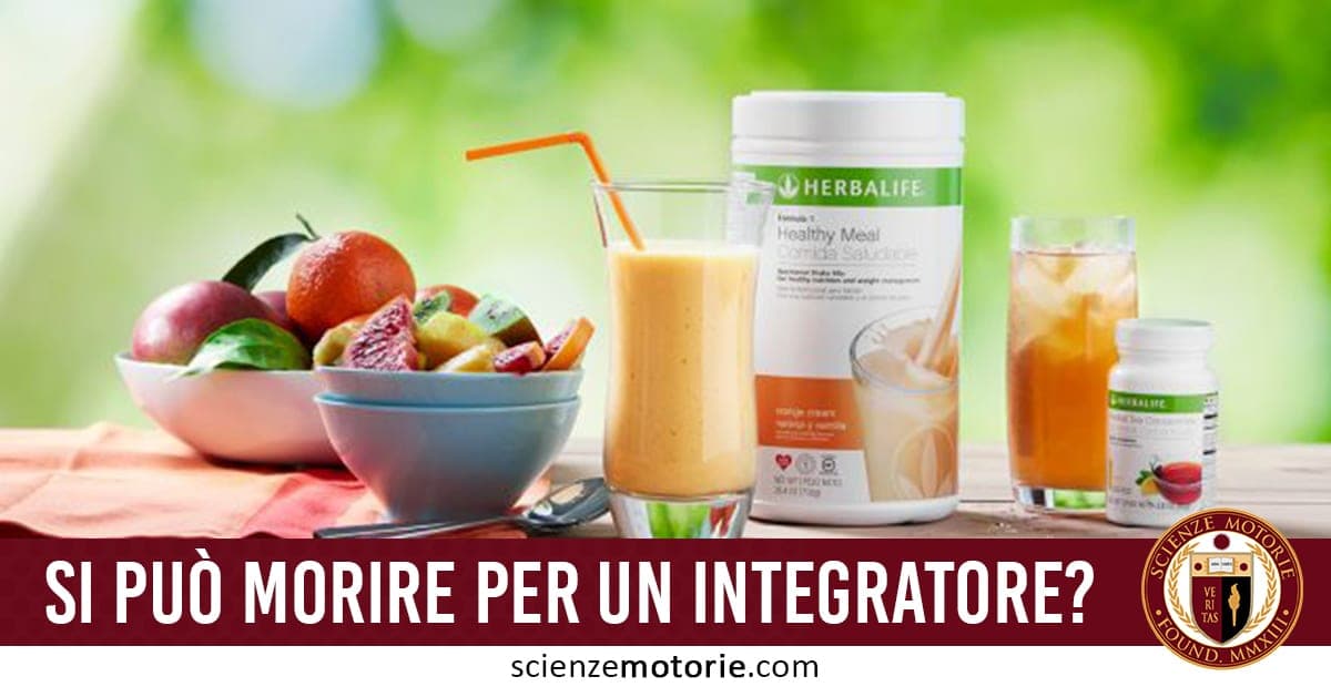 Frullato arancione, bevanda, ciotola di frutta e integratori con la domanda “Si può morire per un integratore?” e logo Scienze Motorie su sfondo verde naturale sfocato.