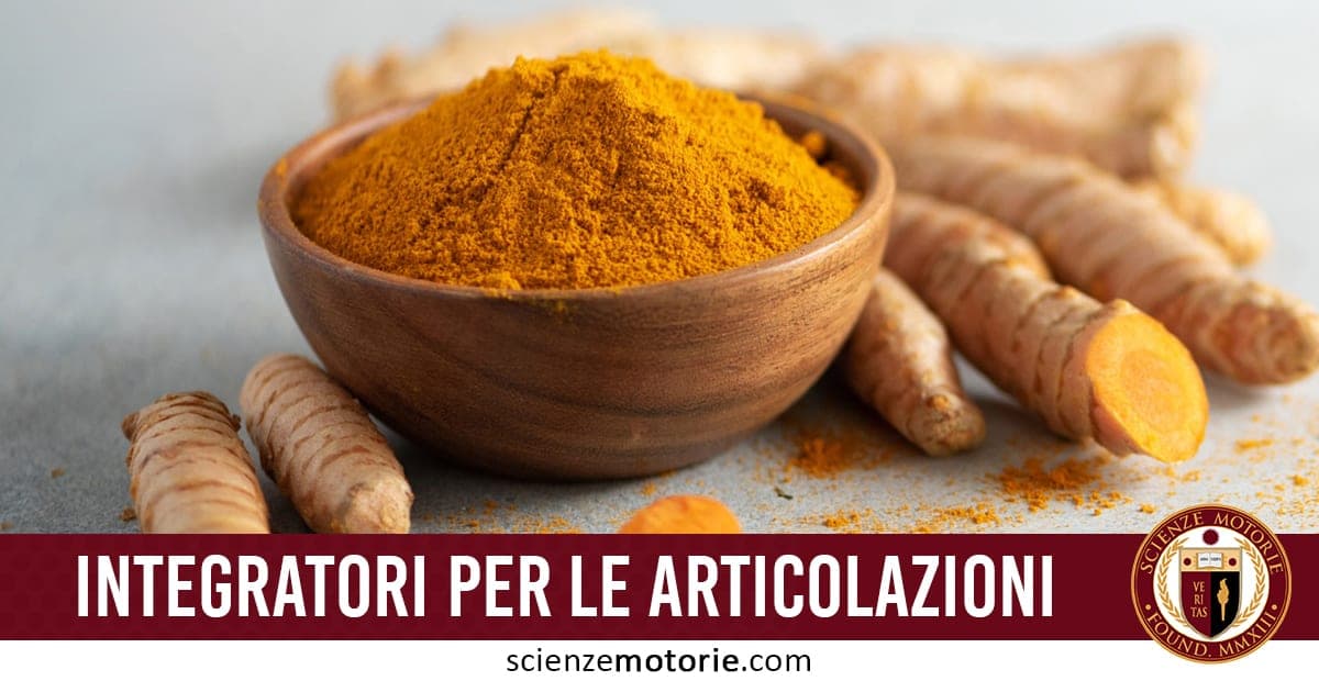 Ciotola di legno con polvere di curcuma e radici fresche di curcuma, integratori naturali per le articolazioni.
