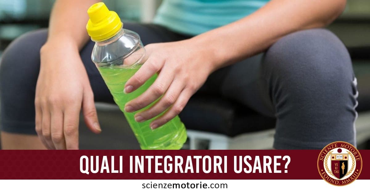 Persona in abbigliamento sportivo tiene una bevanda verde, con logo in basso a destra.