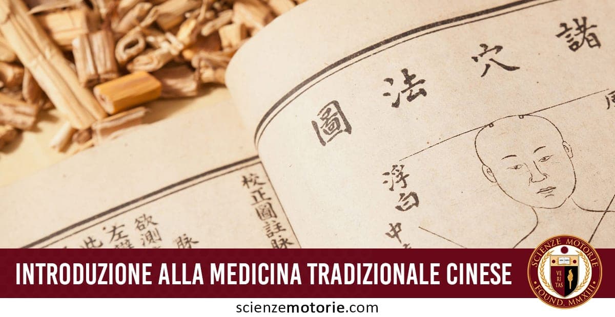 L'immagine mostra un libro aperto che esplora la medicina tradizionale cinese, con illustrazioni dettagliate e caratteri cinesi che arricchiscono il contenuto. Accanto al libro, sono visibili erbe e radici secche, rimandi a trattamenti naturali utilizzati nella medicina tradizionale. In basso, il testo "Introduzione alla Medicina Tradizionale Cinese" e il logo di Scienze Motorie