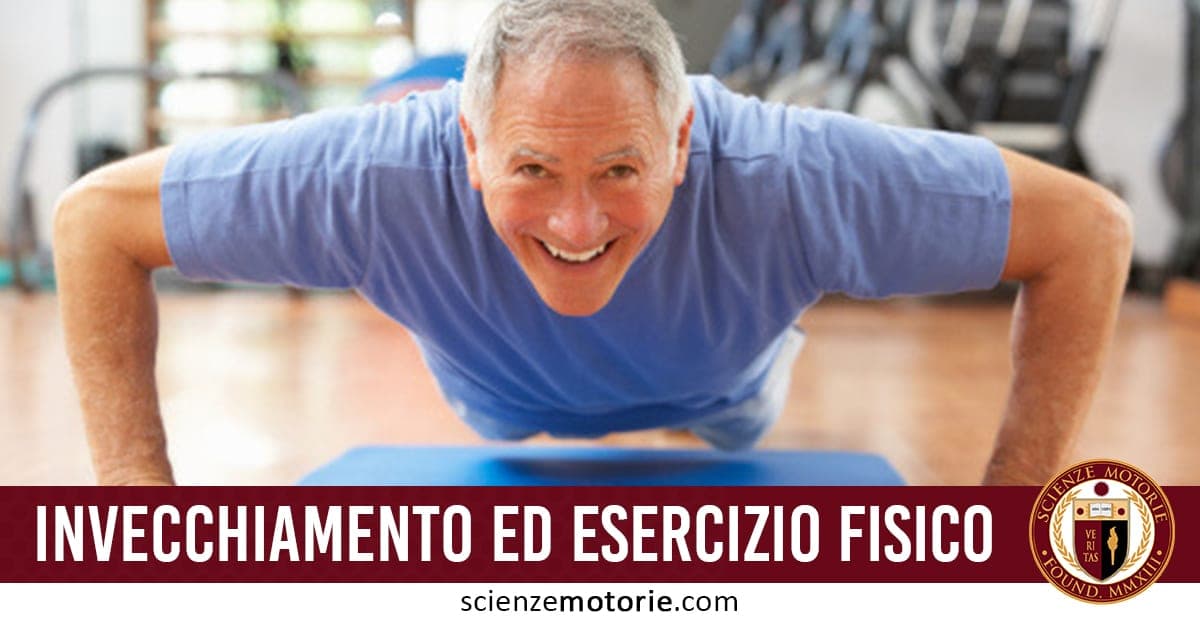 Persona sorridente che esegue flessioni in palestra, ambiente interno per fitness, logo scienzemotorie.com in basso a destra.