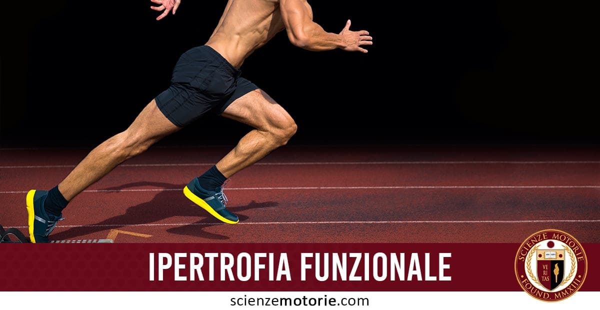 L’immagine ritrae un atleta in tenuta sportiva pronto allo scatto su una pista da corsa, in una postura dinamica che trasmette energia e preparazione atletica. In basso è presente la scritta “Ipertrofia Funzionale”, un concetto legato all’aumento della massa muscolare mirata alla performance e non solo all’estetica. Il logo Scienze Motorie è presente nella parte inferiore dell'immagine