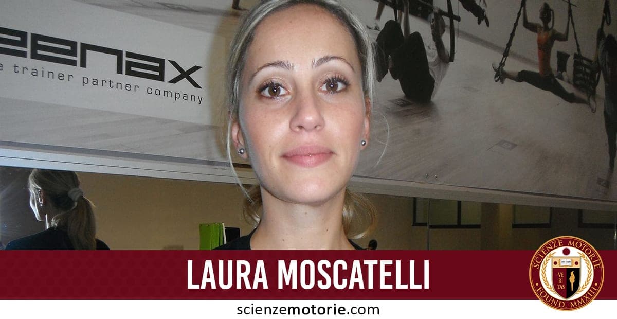Foto di Laura Moscatelli, donna bionda con capelli legati, in palestra davanti al logo "eenax - the trainer partner company", con logo Scienze Motorie e scritta scienzemotorie.com.