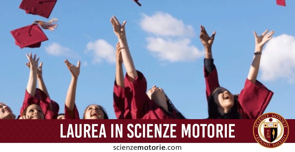 Gruppo di laureati in Scienze Motorie che lanciano i cappelli in aria sotto un cielo azzurro.