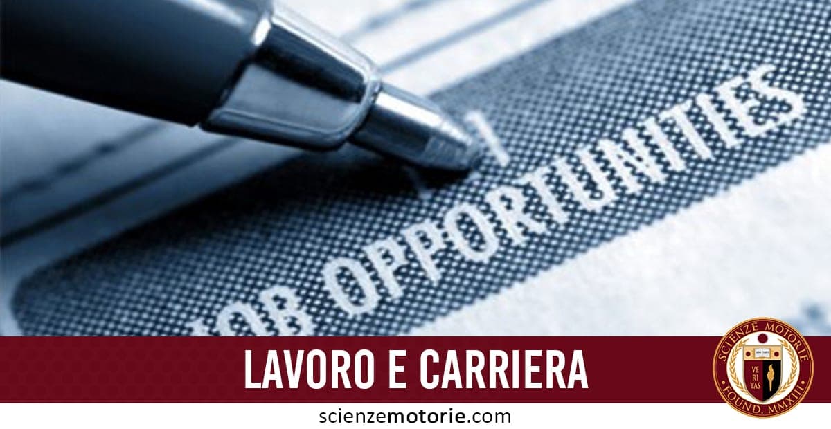 Penna che punta su un foglio con la scritta "JOB OPPORTUNITIES", simile a un annuncio di lavoro, con il logo di scienzemotorie.com visibile sulla destra.