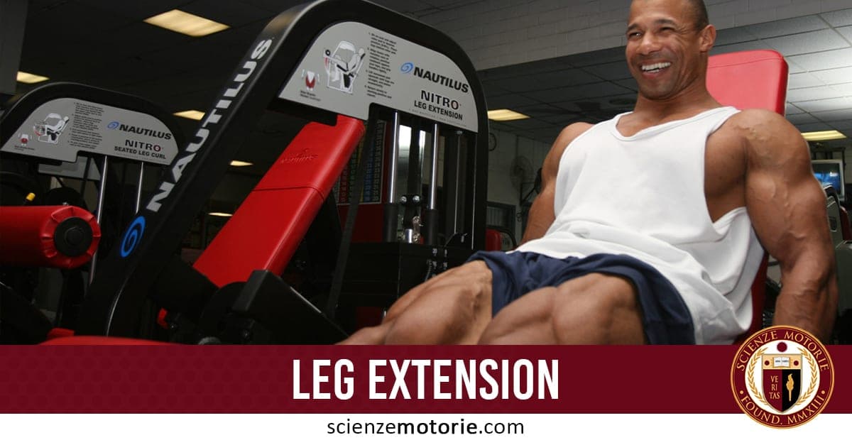Uomo sorridente che utilizza la macchina Nautilus NITRO per l’estensione delle gambe in palestra, indossando canottiera bianca e pantaloncini blu.