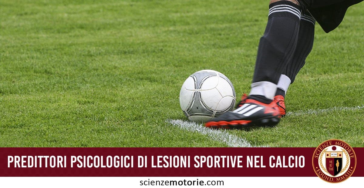 L’immagine mostra un calciatore con scarpe rosse e nere mentre calcia un pallone, accompagnato dal testo "Predittori psicologici di lesioni sportive nel calcio" e dal logo Scienze Motorie. Rappresenta il legame tra performance e psicologia, evidenziando l’impatto dello stato mentale sul rischio di infortuni.