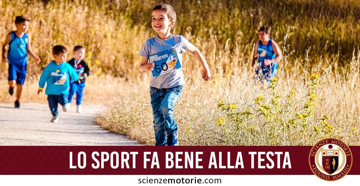 L'immagine mostra un gruppo di bambini che corrono felici su un sentiero all'aperto, circondati da erba alta. Al centro, un bambino sorride mentre corre. In basso, il testo "LO SPORT FA BENE ALLA TESTA" e il logo "SCIENZE MOTORIE" rafforzano il messaggio positivo sull’attività fisica e il benessere mentale.