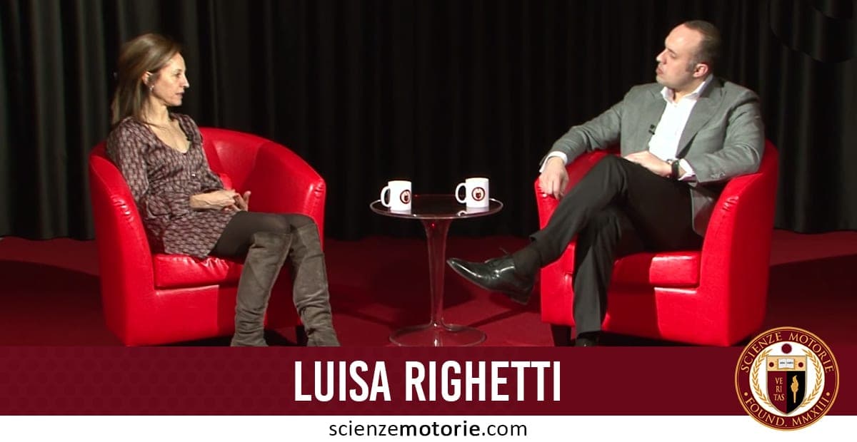 Luisa Righetti e Giacomo Catalani seduti su sedie rosse durante un’intervista o conversazione, con un piccolo tavolino con due tazze tra di loro. Lo sfondo è nero. In basso è visibile il nome "Luisa Righetti" e il logo di scienzemotorie.com.