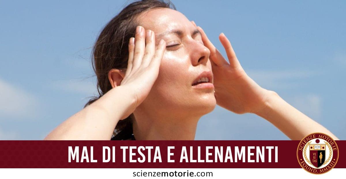 L’immagine mostra una persona con le mani ai lati della testa, esprimendo fastidio da mal di testa o emicrania. In basso, il testo “MAL DI TESTA E ALLENAMENTI” e il sito “scienzemotorie.com”