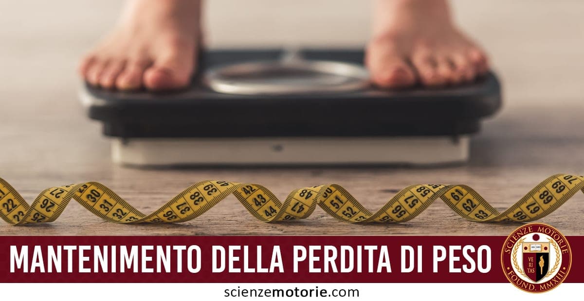 Persona in piedi su una bilancia con metro a nastro giallo arrotolato davanti, con scritta "Mantenimento della perdita di peso" e logo Scienze Motorie.